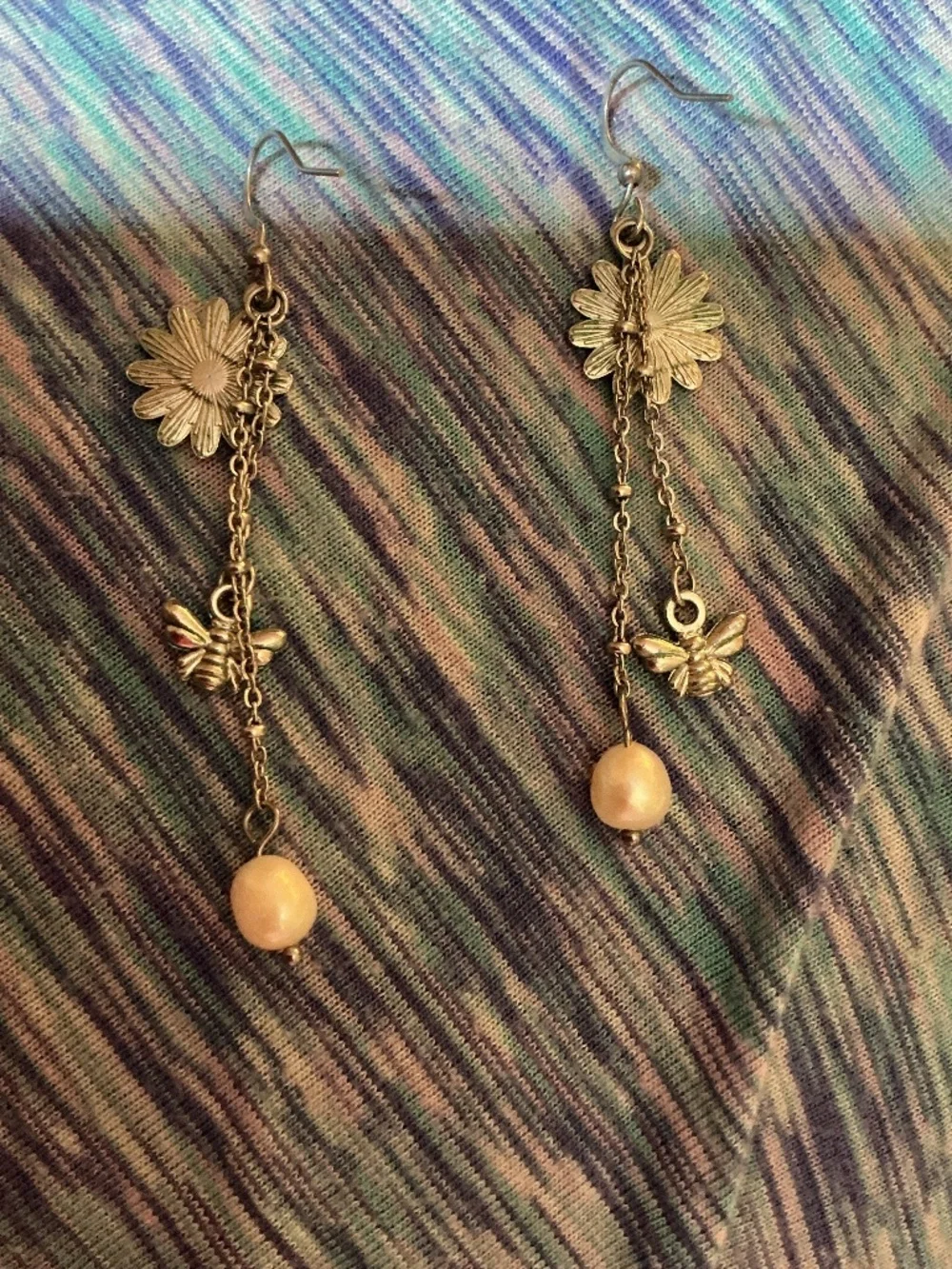 Cute Daisy And Bee And Pearl Charmed Earrings